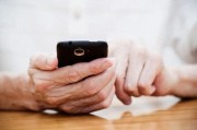 “霸總短劇”瘋狂收割銀發族，半月談：拿什么拯救嗑劇老人