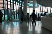 唯兒諾疑陷“擠兌潮”：消費(fèi)者恐慌搶兌鏡框、基層員工稱確有欠薪