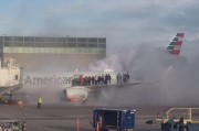 美國航空一架飛機改道丹佛著陸后發動機起火 機上人員已撤離