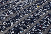 車企囤貨漲價、藥企研發承壓，特朗普關稅下全球產業鏈重構風險高企