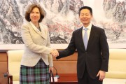 中國證監會主席吳清會見英國駐華大使吳若蘭(圖)