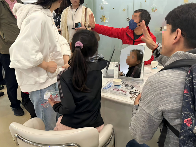 唯兒諾疑陷“擠兌潮”：消費者恐慌搶兌鏡框、基層員工稱確有欠薪
