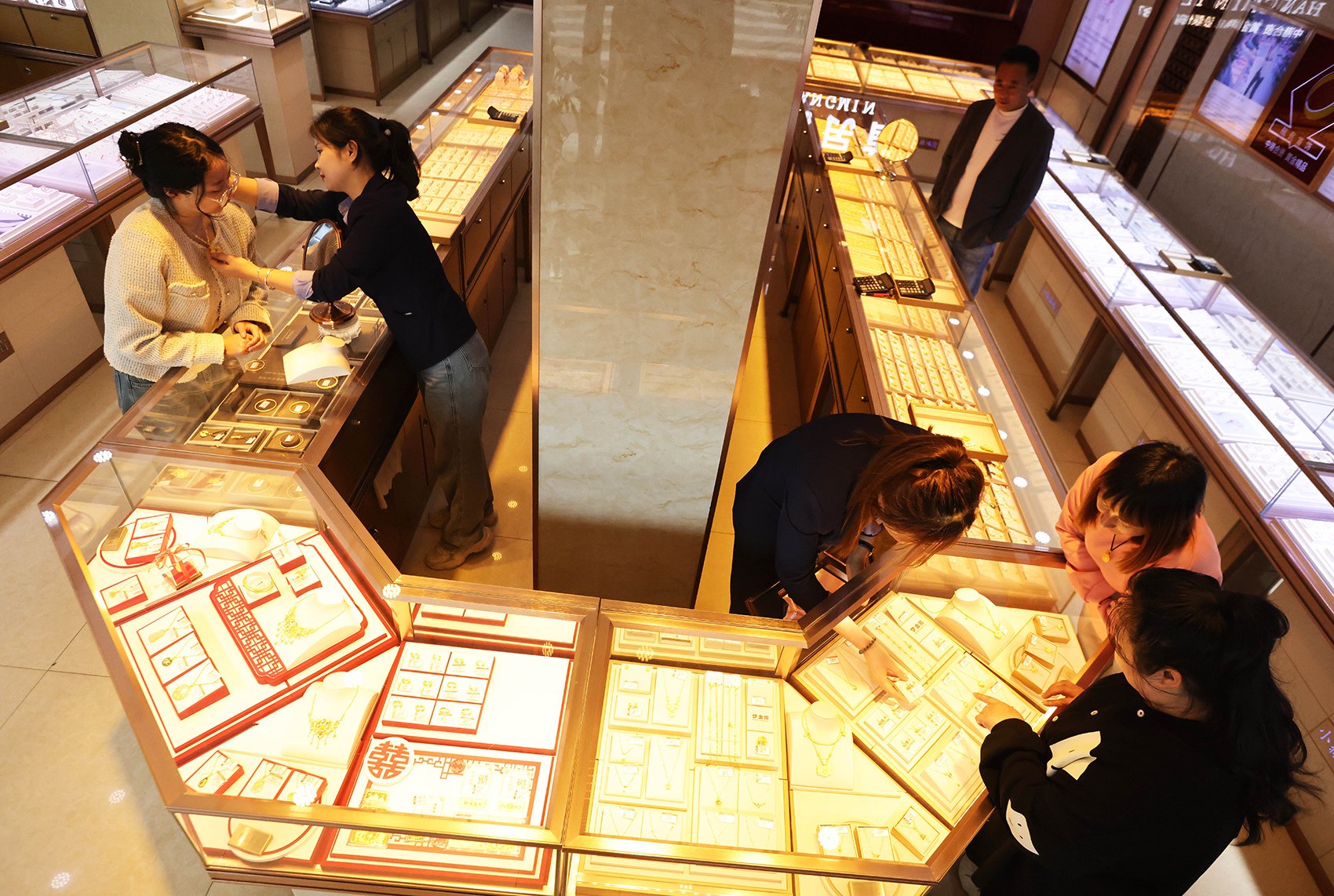 300公斤！迪拜展出全球最大金條！國際金價繼續上漲，升破2700美元關口，未來怎么走？專家解讀