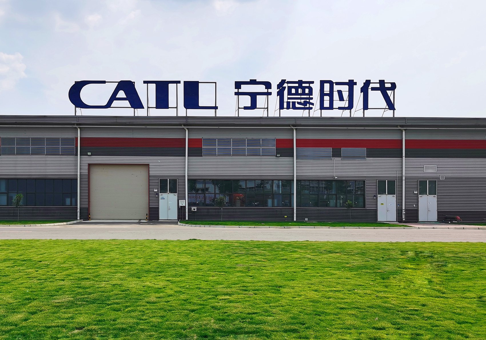 “寧王”重磅發布！可承受時速120公里碰撞不起火不爆炸，56米高處墜落不會起火爆炸！阿維塔全球首個搭載