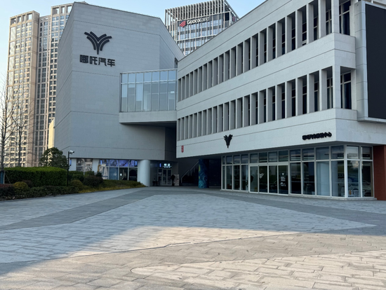大批員工被裁、工廠停產！召集百余家供應商談30億元化債方案，哪吒汽車“生死競速”