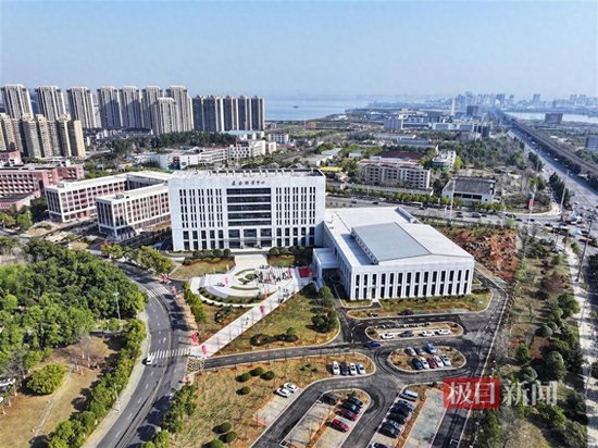 1000萬美元！知名校友穩(wěn)健醫(yī)療董事長(zhǎng)李建全捐贈(zèng)的這棟樓落成投用