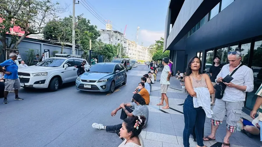 “相當于約一千顆原子彈”！強震后的緬甸曼德勒40℃高溫，中國翡翠商人擠在后備廂緊急逃難