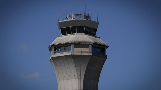 美國(guó)聯(lián)邦航空管理局在數(shù)百次航班中斷后考慮減少紐瓦克機(jī)場(chǎng)的航班