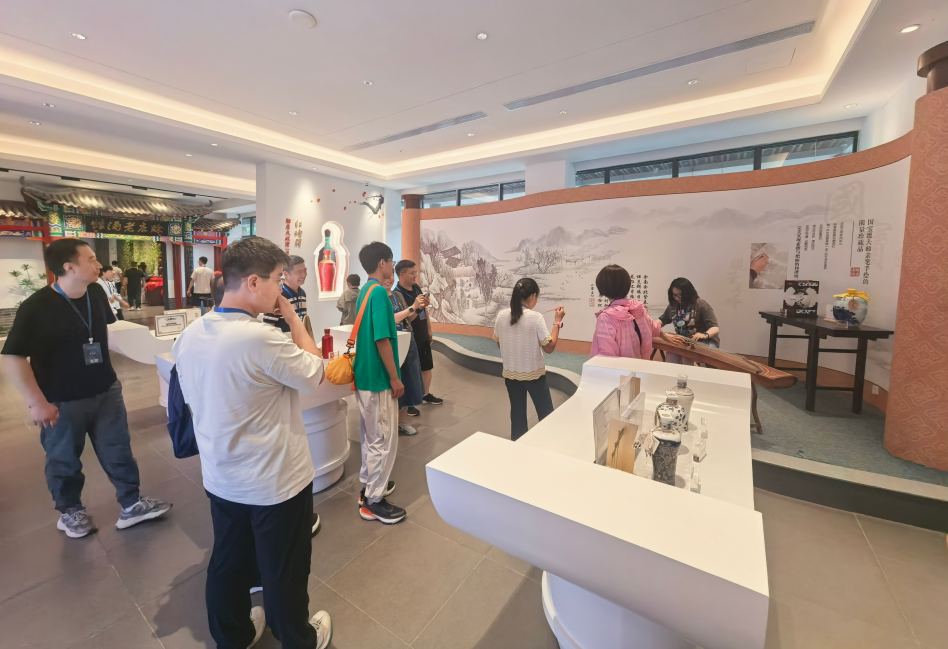 宇通重工特種裝備事業部一行走進賒店酒鄉小鎮
