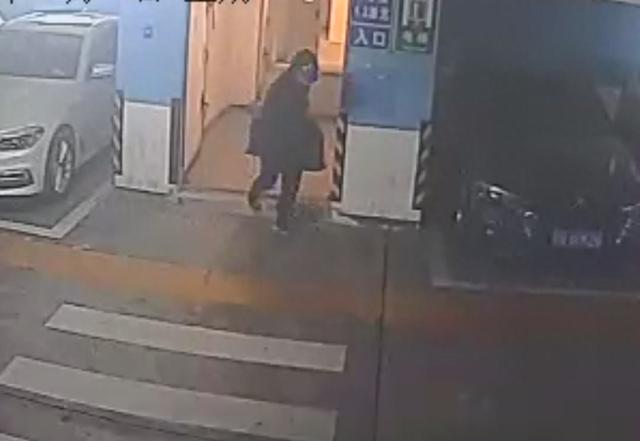制作套牌潛入小區車庫，兩名男子偷茅臺酒被抓獲