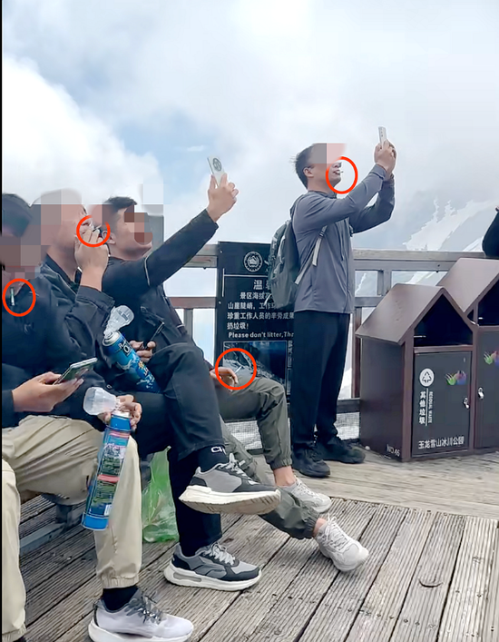 玉龍雪山4500米觀景平臺上幾名男游客邊吸氧邊抽煙，景區回應：將加強勸導